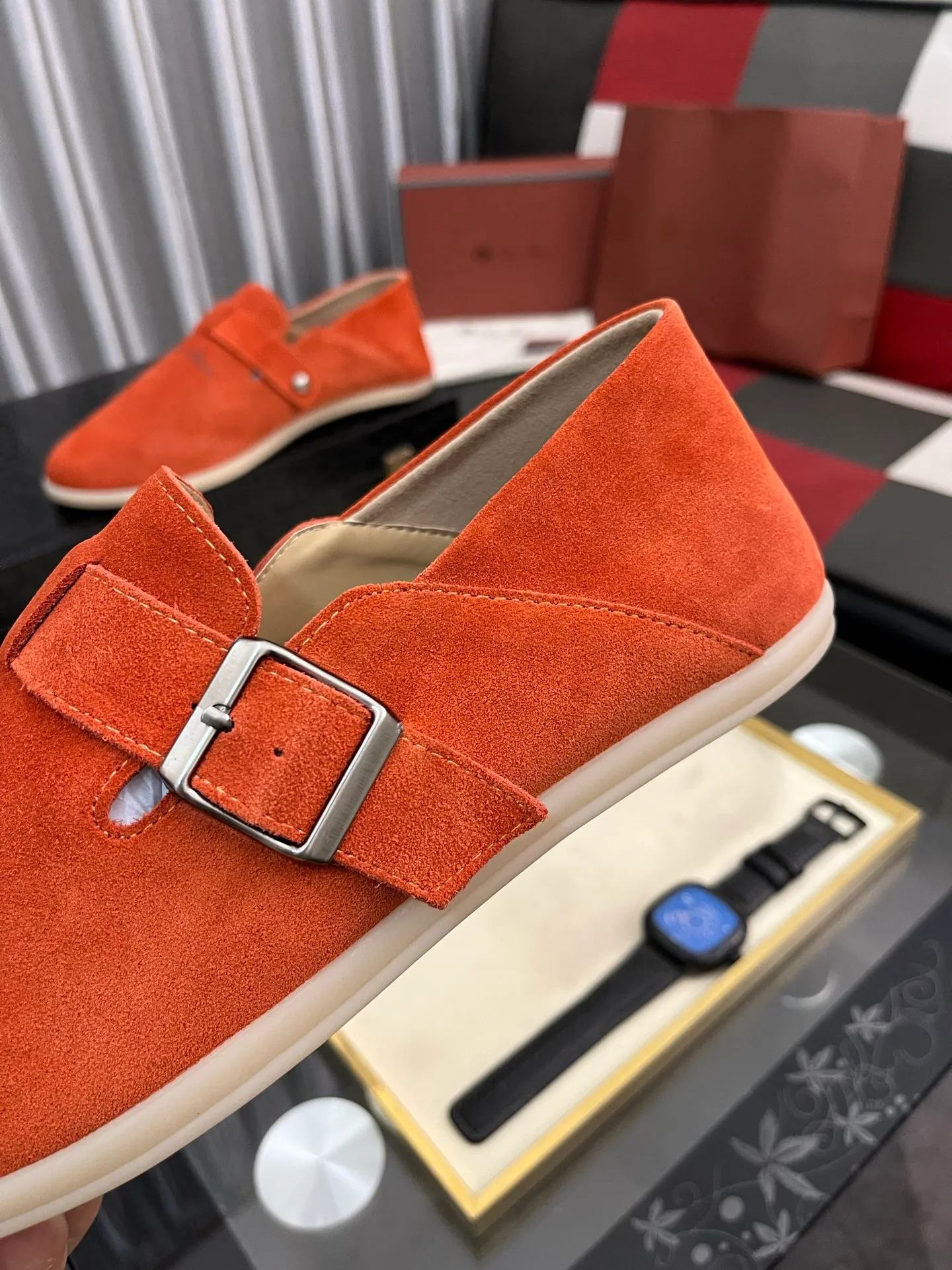 Men's men's shoes 💰458⌚️⌚️ Loro Piana's classic hot model lp top version of Pili casual shoes. It turns out that these are the casual shoes that are said to be able to walk 20,000 steps without getting tired. This pair has both good looks and feel. You will be completely lost as soon as you put it on. The minimalist design is eye-catching and durable, and it is a bonus for dressing. The soft feeling on the feet has outstanding texture, and it is very nice without abrasion on the feet. The soft and waxy soles make it easy to wear for daily use for a long time. Who can resist a pair of versatile and good-looking loafers? Don't be too elegant at all, the feel and texture of the feet are good, the key is to make the legs look longer and not tire the feet, the main thing is that it is just right!        Material: Original cowhide Lining: Original sheepskin Outsole: Original sole Size: 38-44